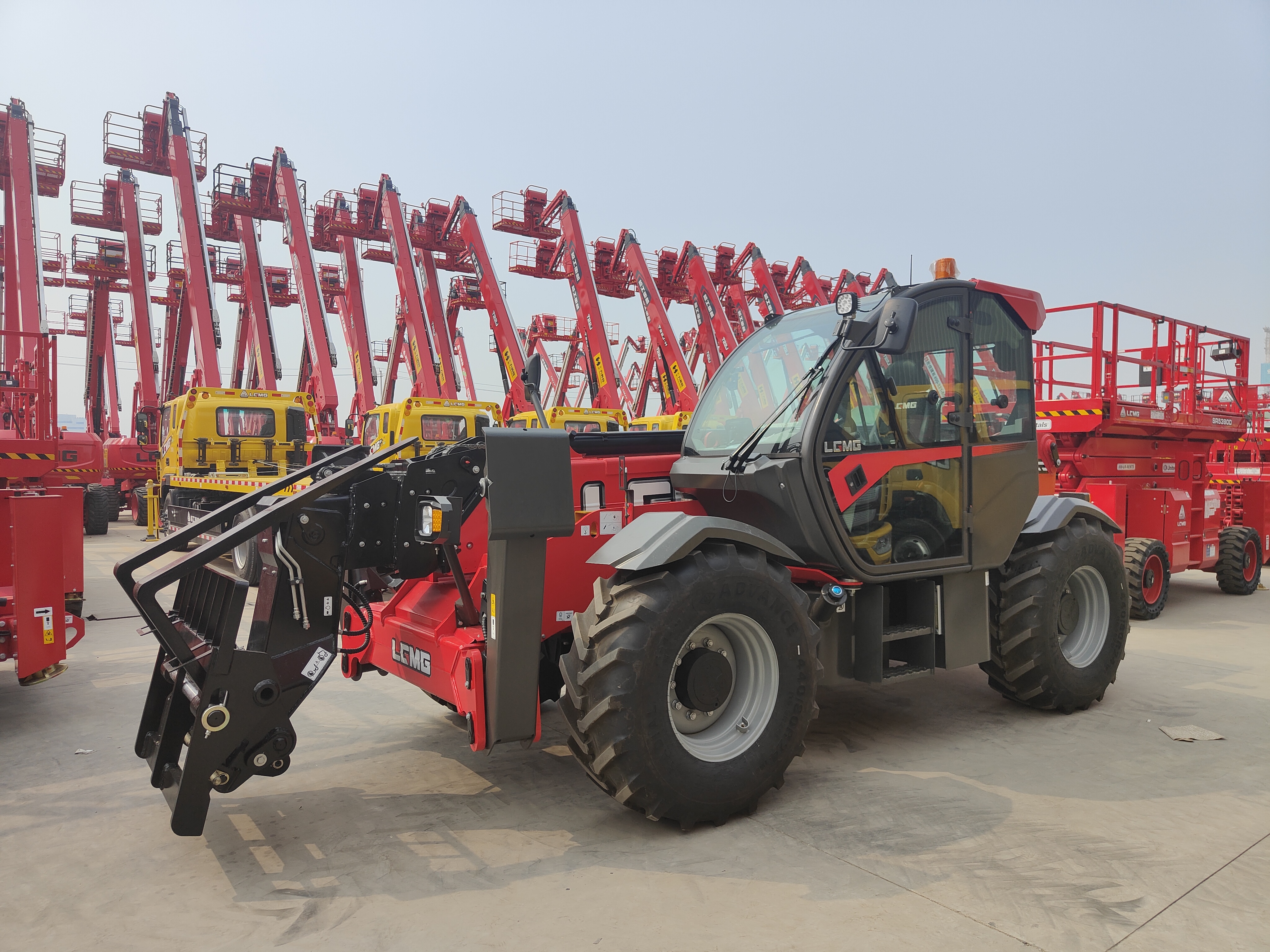Within the trade fair LGMG presented first telescopic loader H-1840 in Russia